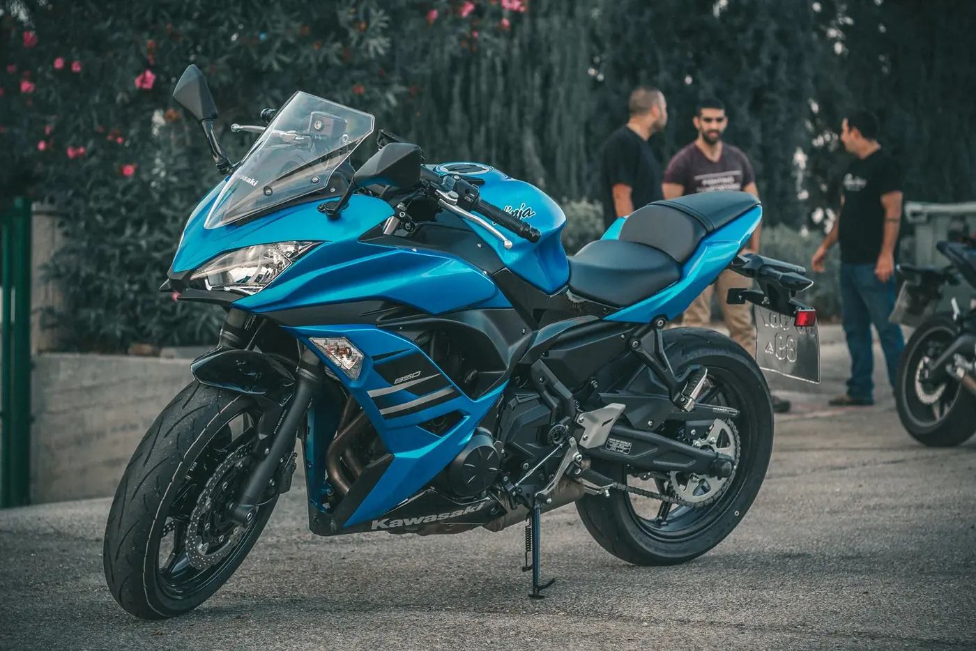 Kék sportmotorkerékpár egy csoportos motoros találkozón